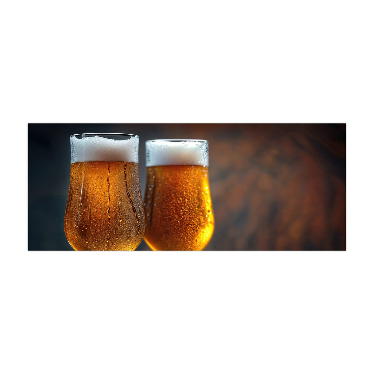 Küchenrückwand aus Glas Bier mit Schaumkrone im Hochformat, Motiv bildfüllend von vorn