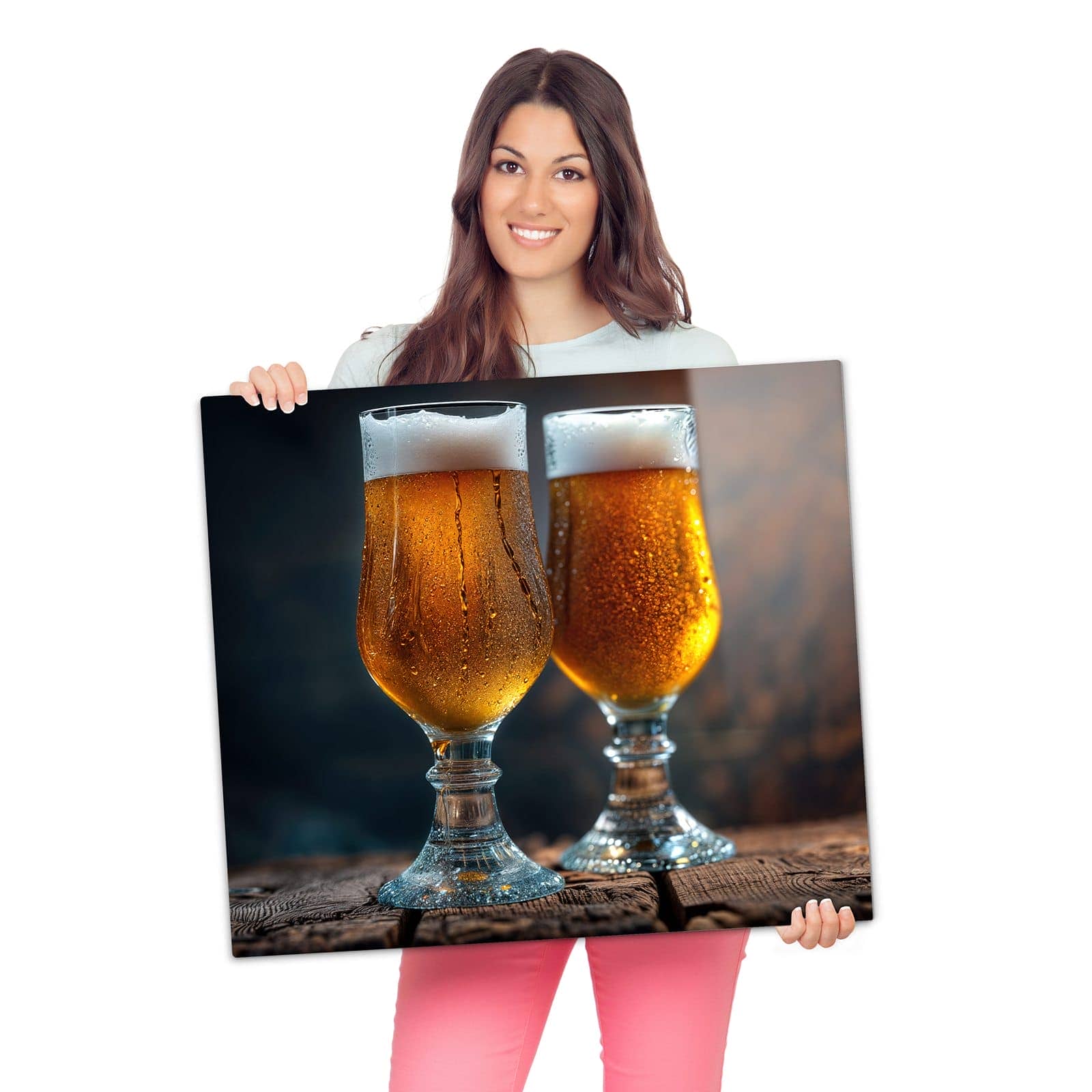 Herdabdeckplatte für Ceranfeld mit Zwei Biergläser Holz-Motiv wird zur Größendarstellung gehalten