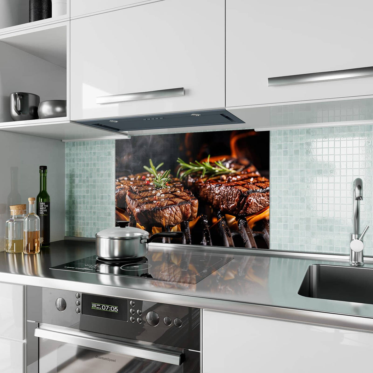 Küchenrückwand aus Glas Steaks über Flammen im Hochformat als Spritzschutz hinter dem Kochfeld, über dem Fliesenspiegel montiert