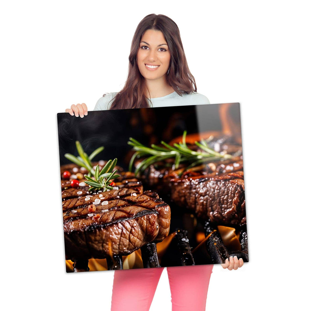 Glasplatte für Herd mit Gegrillte Steaks-Motiv wird zur Größendarstellung gehalten