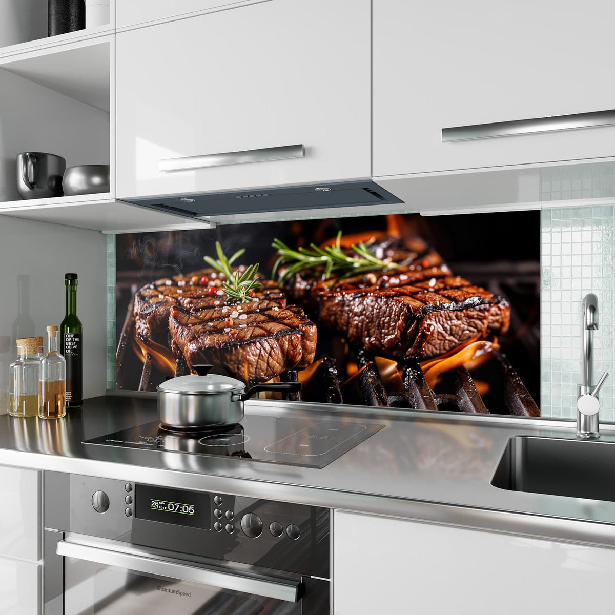 Küchenrückwand aus Glas Steaks über Flammen im Hochformat als Spritzschutz hinter dem Kochfeld, über dem Fliesenspiegel montiert