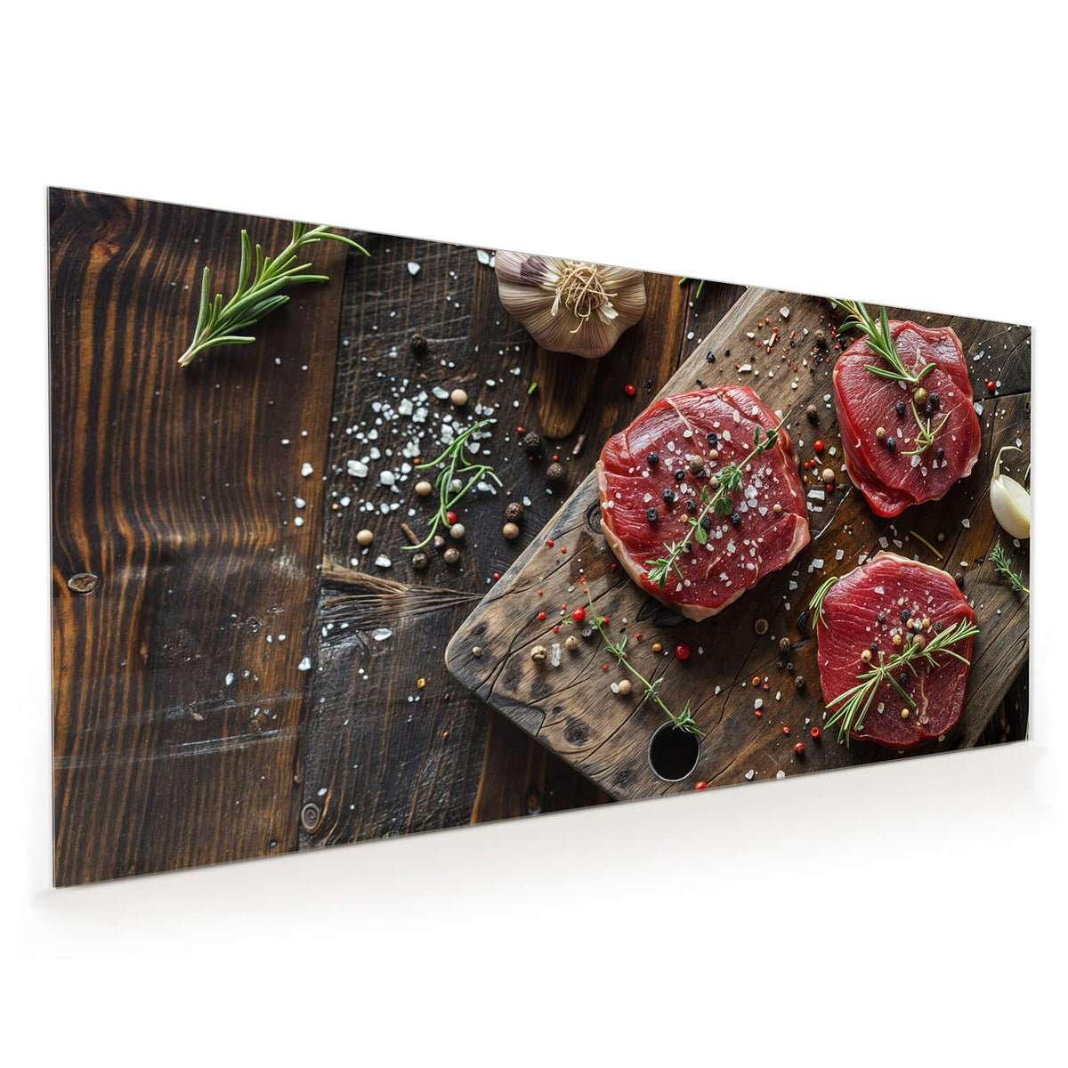 Küchenrückwand aus Glas im Hochformat mit Motiv Steaks mit Knoblauch: Drei rohe Rindersteaks auf Holzbrett mit Rosmarin, Knoblauch, Salz und Pfefferkörnern