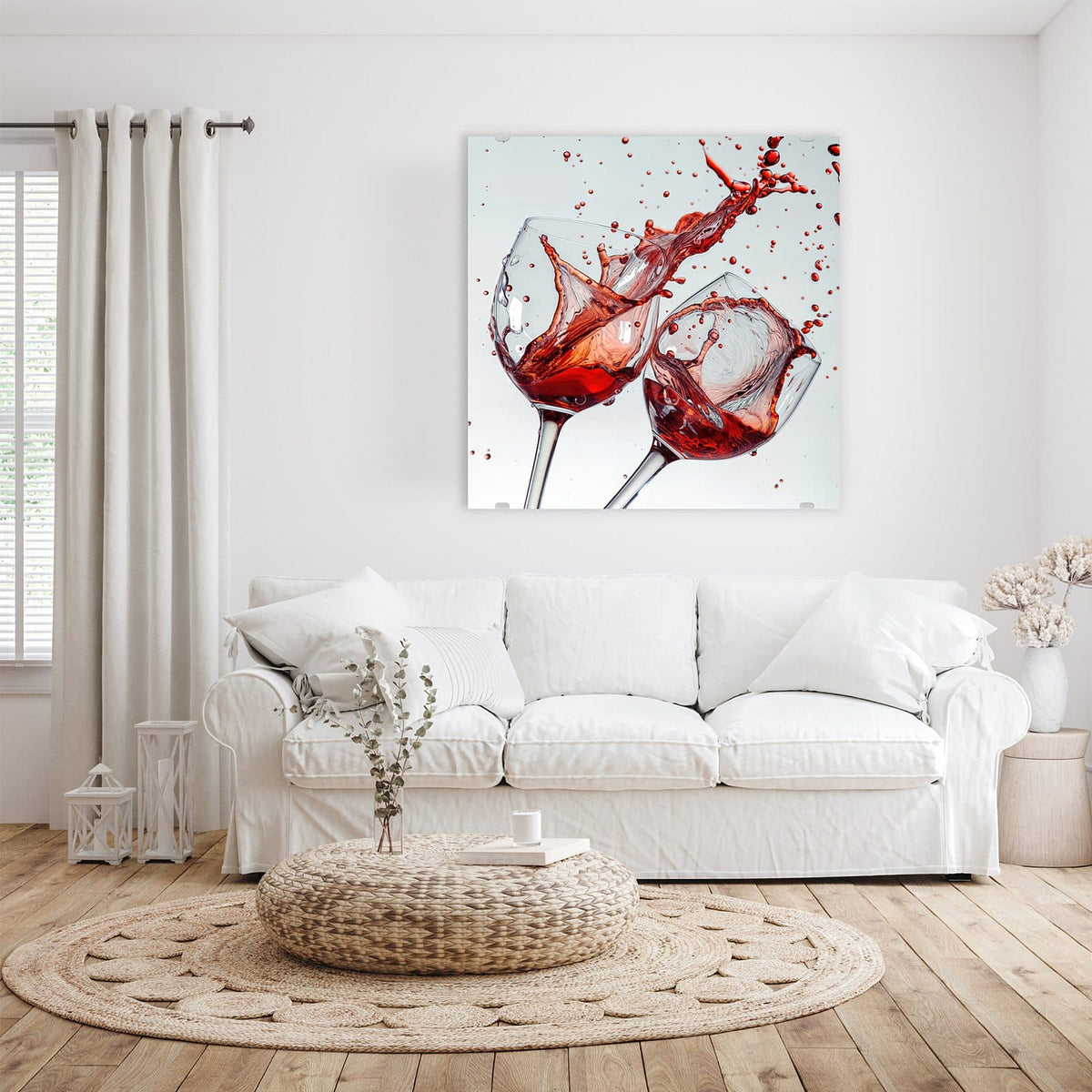 Glasbild Spritzender Rotwein an der Wand – Zwei schräg gestellte Weingläser, Rotwein schwappt heraus und spritzt in die Luft, heller Grund