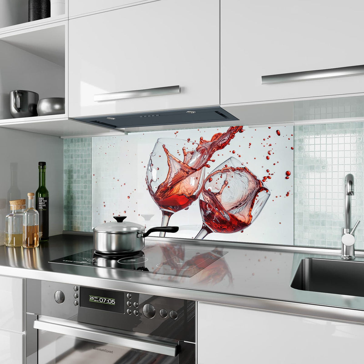 Küchenrückwand aus Glas Spritzender Rotwein im Hochformat als Spritzschutz hinter dem Kochfeld, über dem Fliesenspiegel montiert