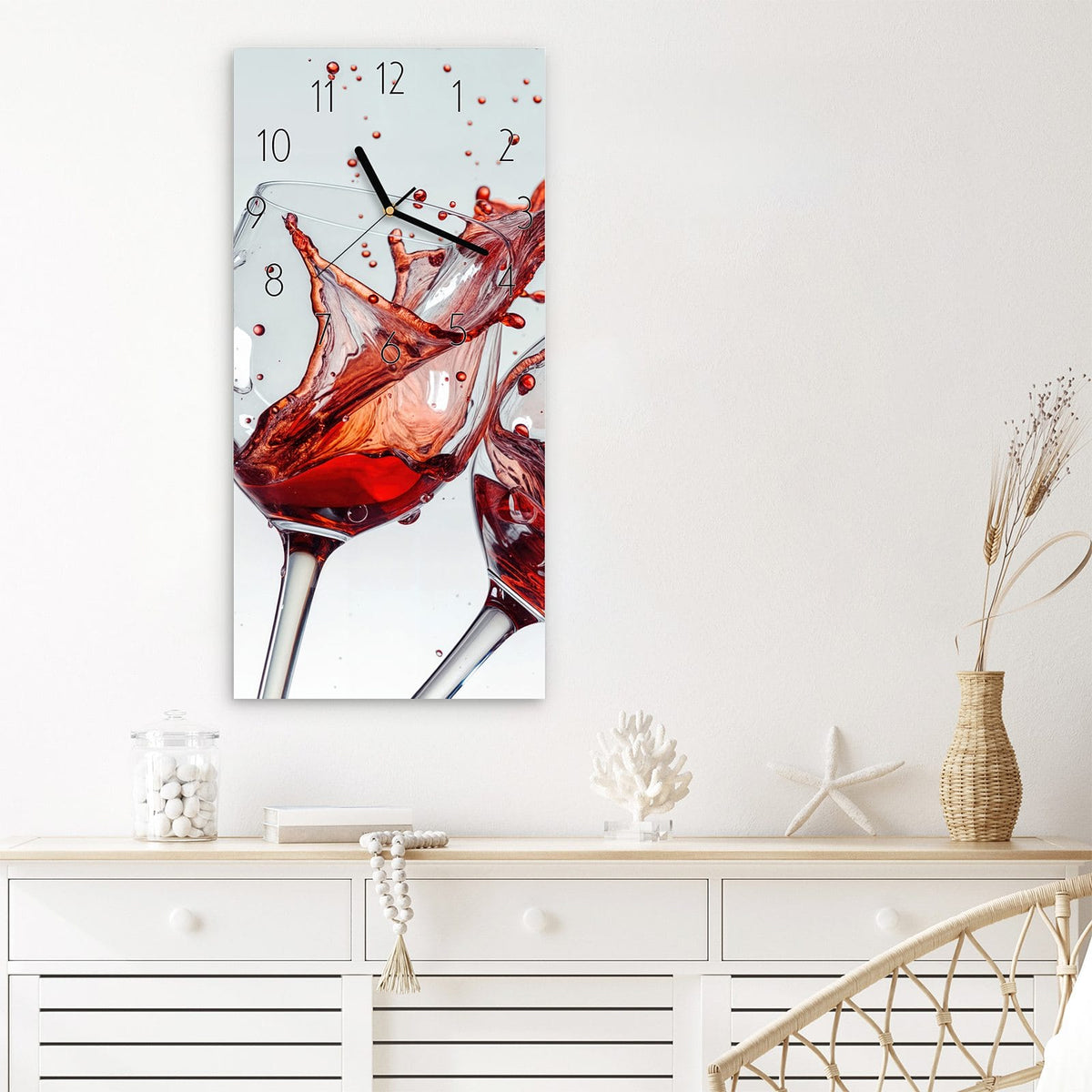 Wanduhr Plätschernder Weinkelch aus Glas – Rotwein spritzt aus zwei Gläsern