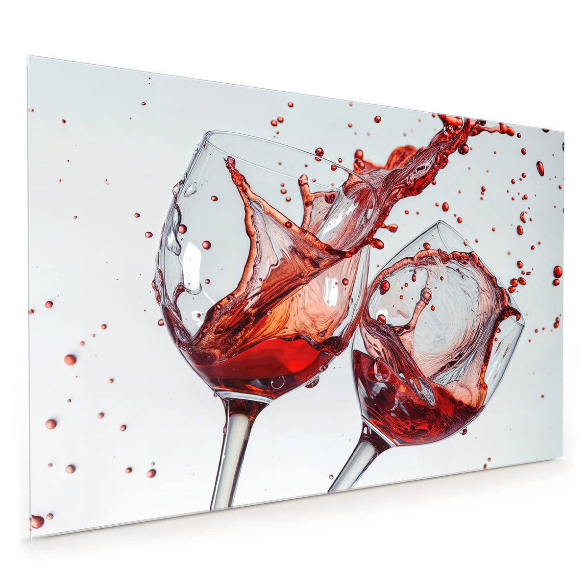 Küchenrückwand aus Glas im Hochformat: Zwei schräg gestellte Weingläser, Rotwein schwappt heraus und spritzt in die Luft, heller Grund