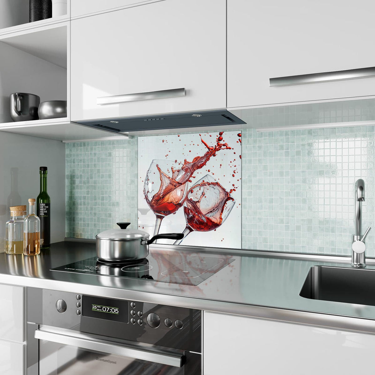 Küchenrückwand aus Glas Spritzender Rotwein im quadratischen Format als Spritzschutz hinter dem Kochfeld, über dem Fliesenspiegel montiert