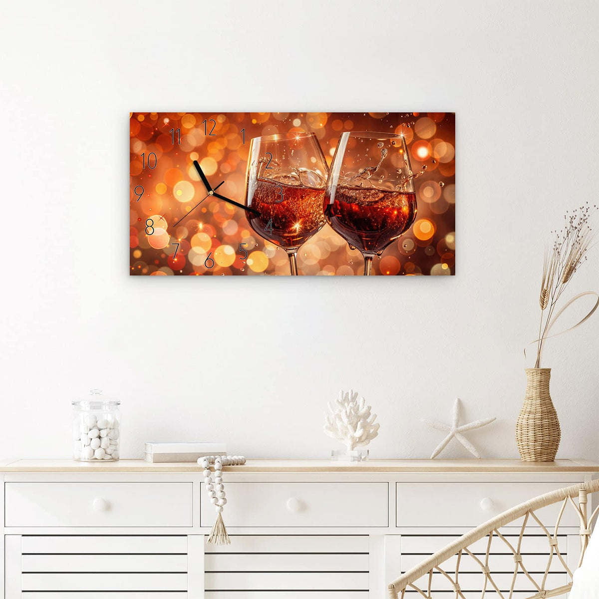 Wanduhr Weingläser Festlich aus Glas – Querformat 60 × 30 cm – Weingläser vor orangem Bokeh