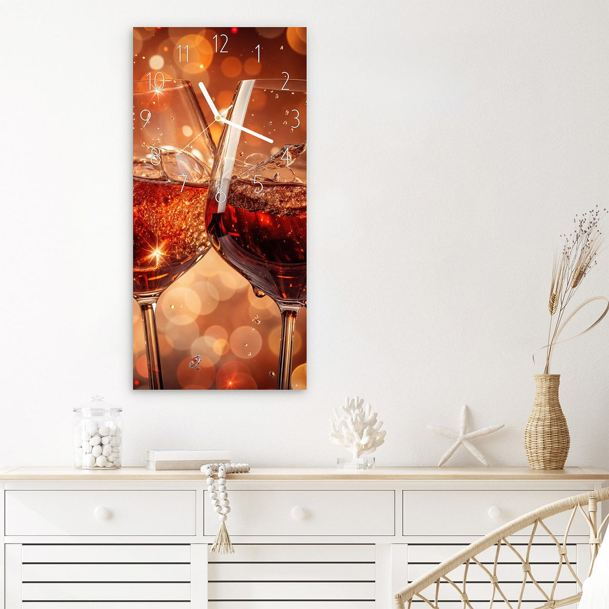 Wanduhr Weingläser Festlich aus Glas – Weingläser vor orangem Bokeh