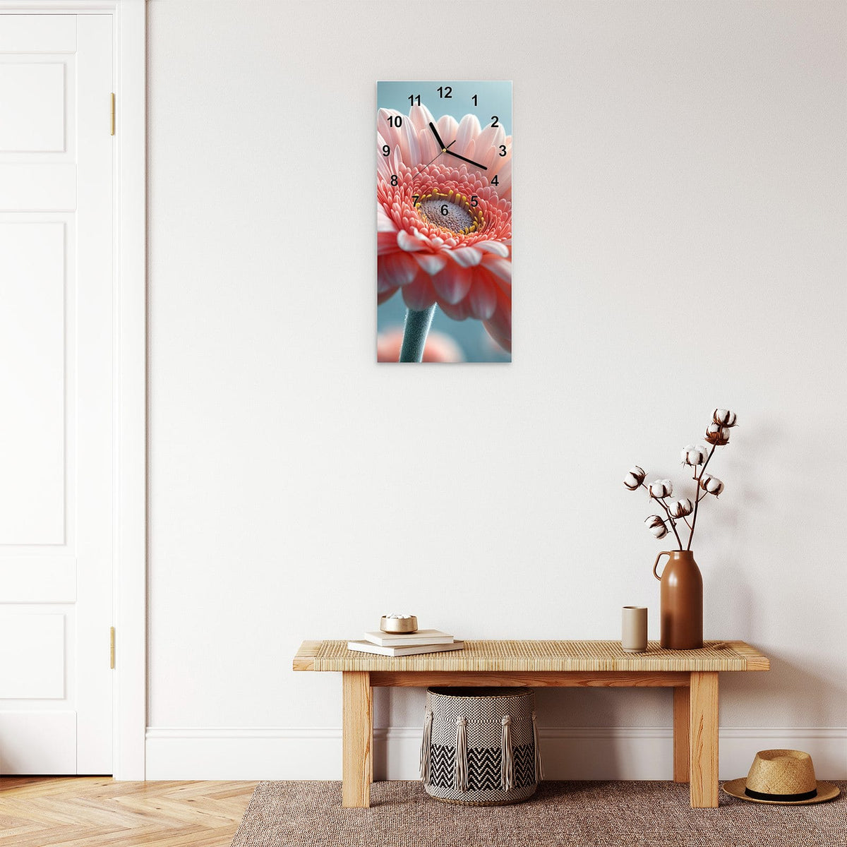 Wanduhr aus Glas im Hochformat Rosa Gerbera mit Ziffernblatt Modern über einer Holzbank im Flur