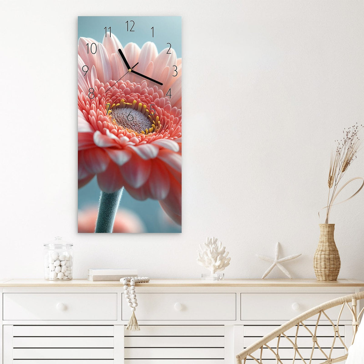 Wanduhr Rosa Gerbera aus Glas – Hochformat 30 × 60 cm – Rosa Gerbera vor hellblauem Grund