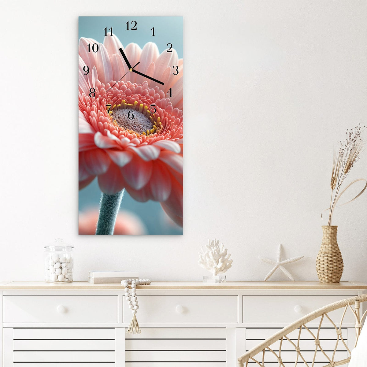 Wanduhr aus Glas im Hochformat Rosa Gerbera mit Ziffernblatt Klassisch über einem weißen Sideboard