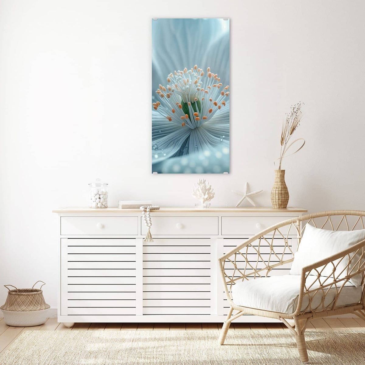 Glasbild Eisblaue Blüte an der Wand – Makro einer eisblauen Blüte mit weißen Staubfäden, orangen Spitzen und Wassertropfen