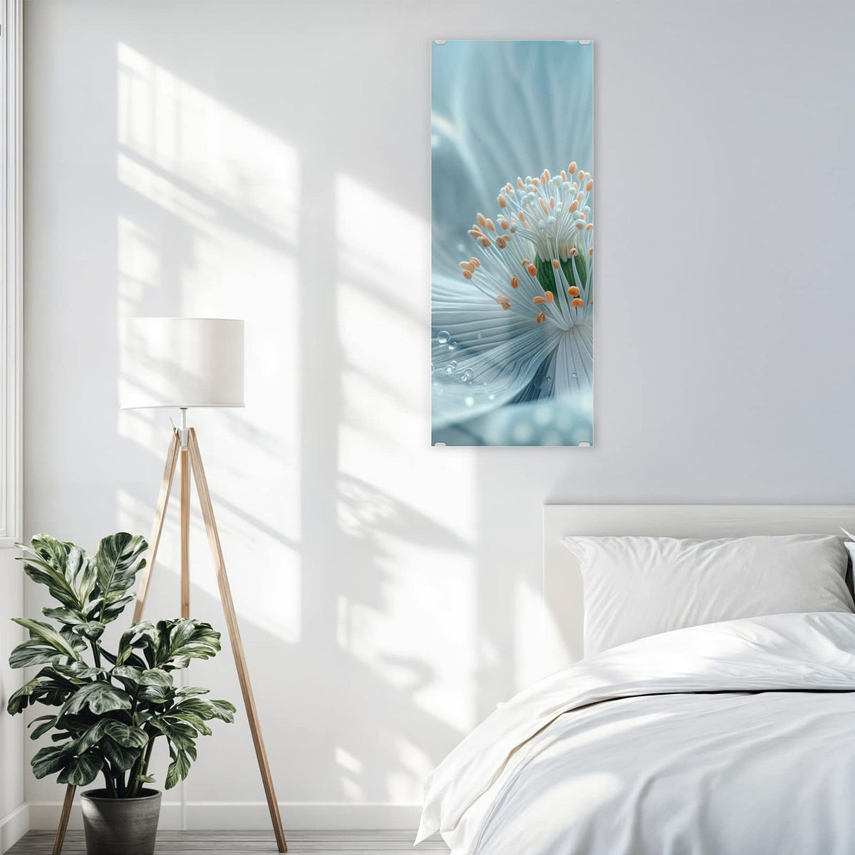 Glasbild Eisblaue Blüte an der Wand – Makro einer eisblauen Blüte mit weißen Staubfäden, orangen Spitzen und Wassertropfen