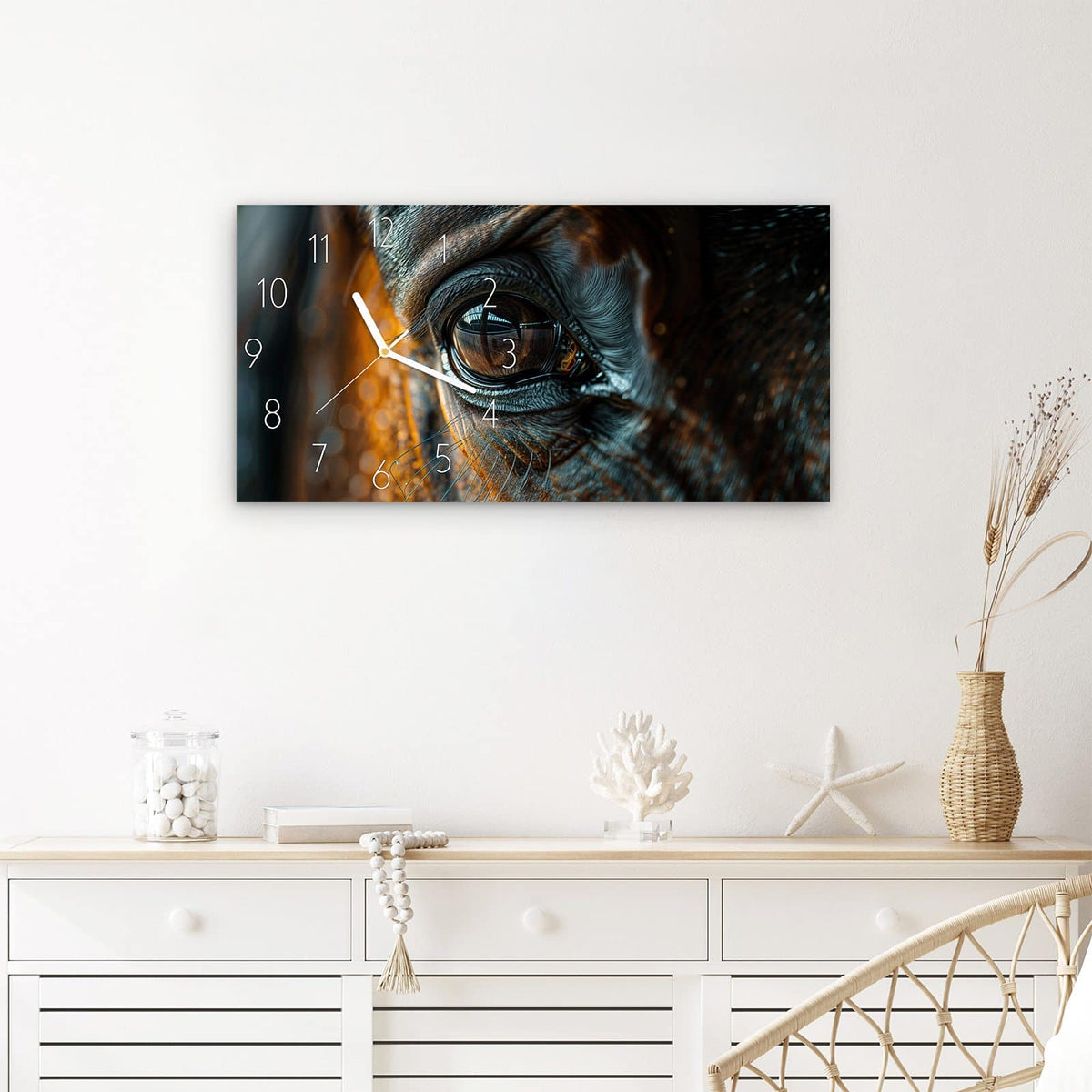 Wanduhr Pferdeauge aus Glas – Querformat 60 × 30 cm – Pferdeauge in goldenem Licht