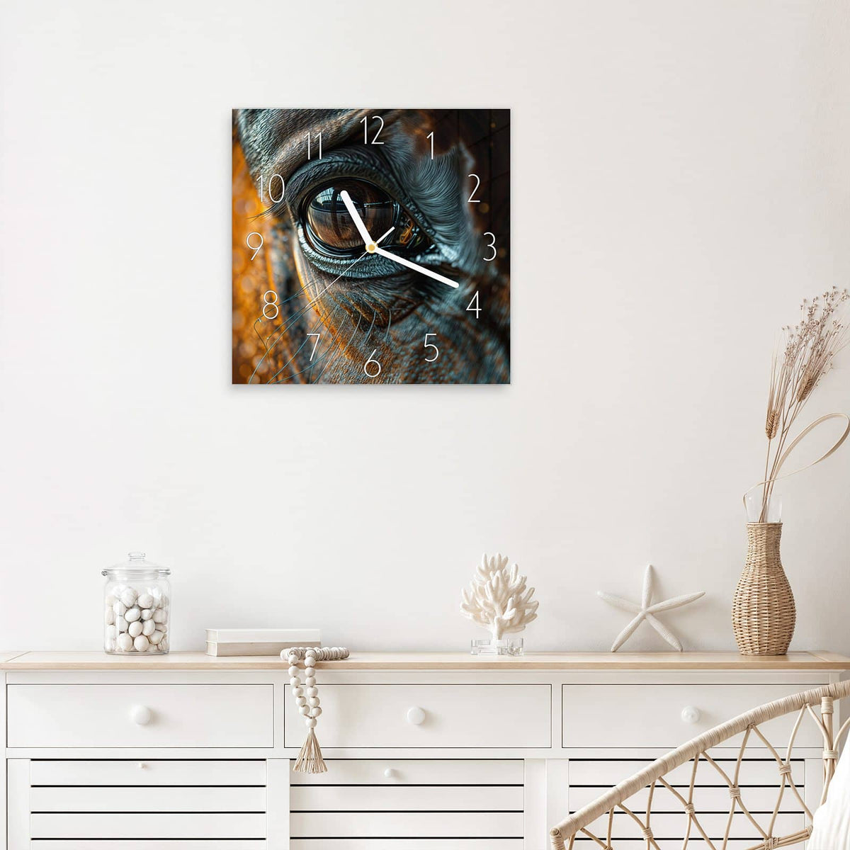 Wanduhr Pferdeauge im Goldlicht aus Glas – Quadratisch 30 × 30 cm – Pferdeauge im warmen Streiflicht