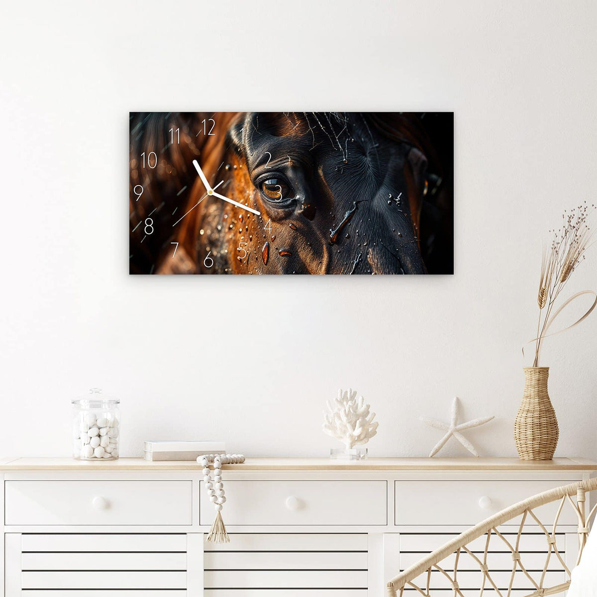 Wanduhr Pferdeauge im Regen aus Glas – Querformat 60 × 30 cm – Pferdeauge mit glänzenden Regentropfen