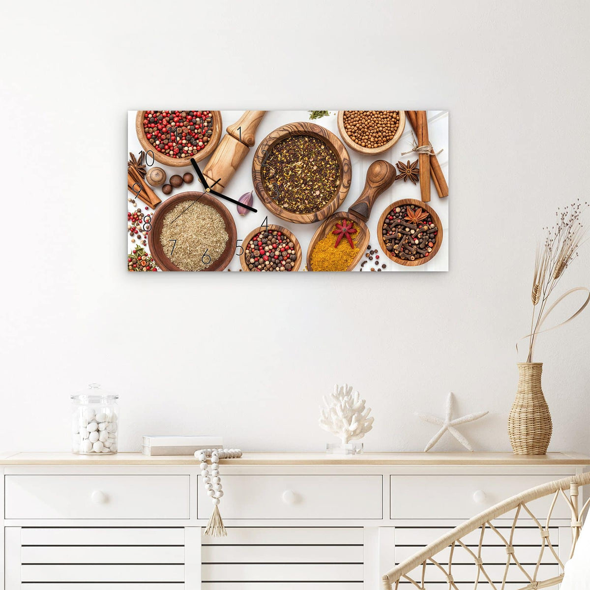 Wanduhr Gewürzsammlung Zubehör aus Glas – Querformat 60 × 30 cm – Gewürze in hellen Holzschalen