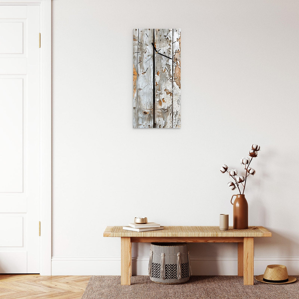 Wanduhr aus Glas im Hochformat Weißes Altholz mit Ziffernblatt Linie über einer Holzbank im Flur