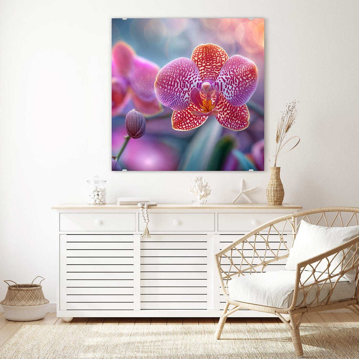 Glasbild Exotische Orchidee an der Wand – Pink gesprenkelte Orchideenblüte mit Knospe vor pastelligem Bokeh