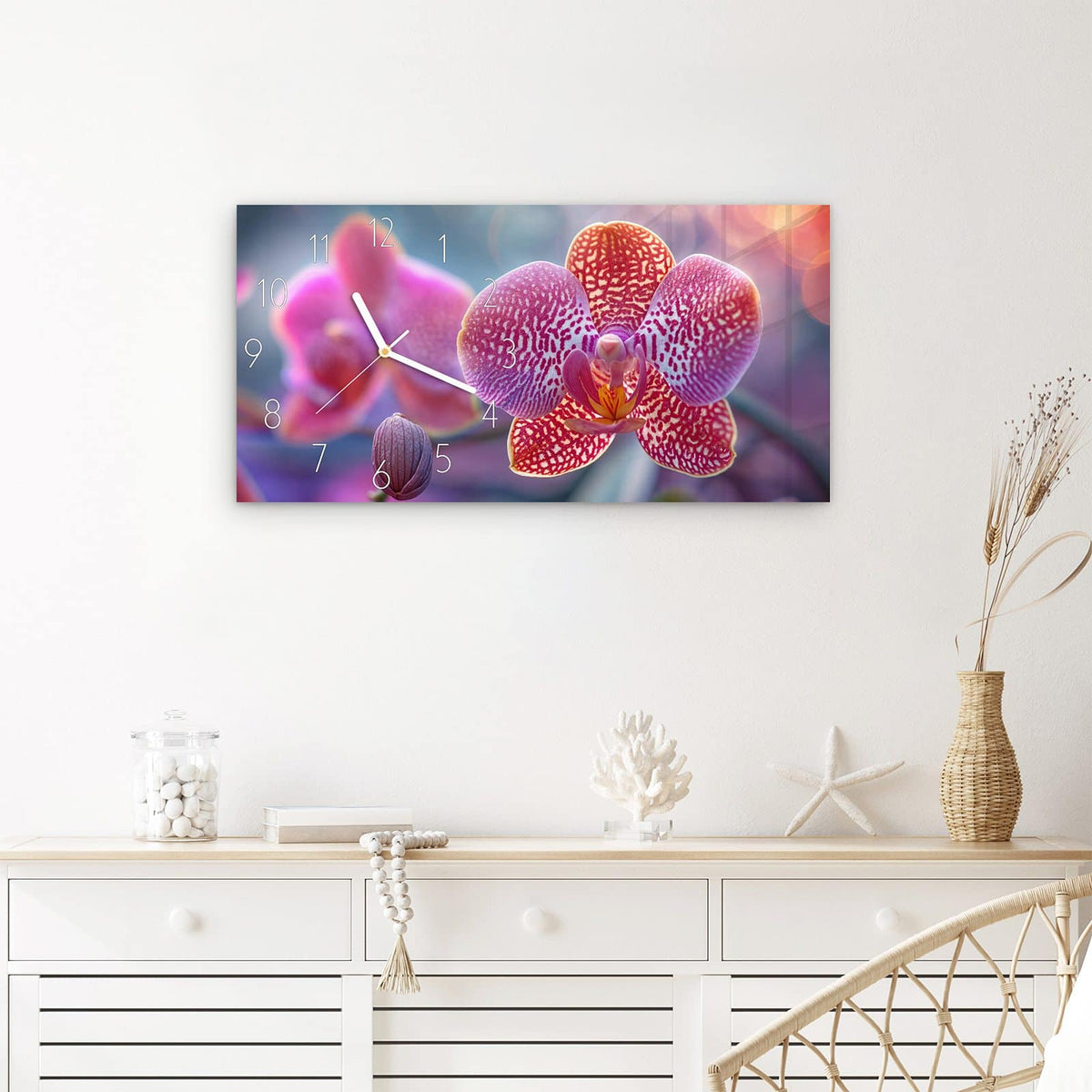 Wanduhr Exotische Orchidee aus Glas – Querformat 60 × 30 cm – Orchideenblüte im verträumten Bokeh