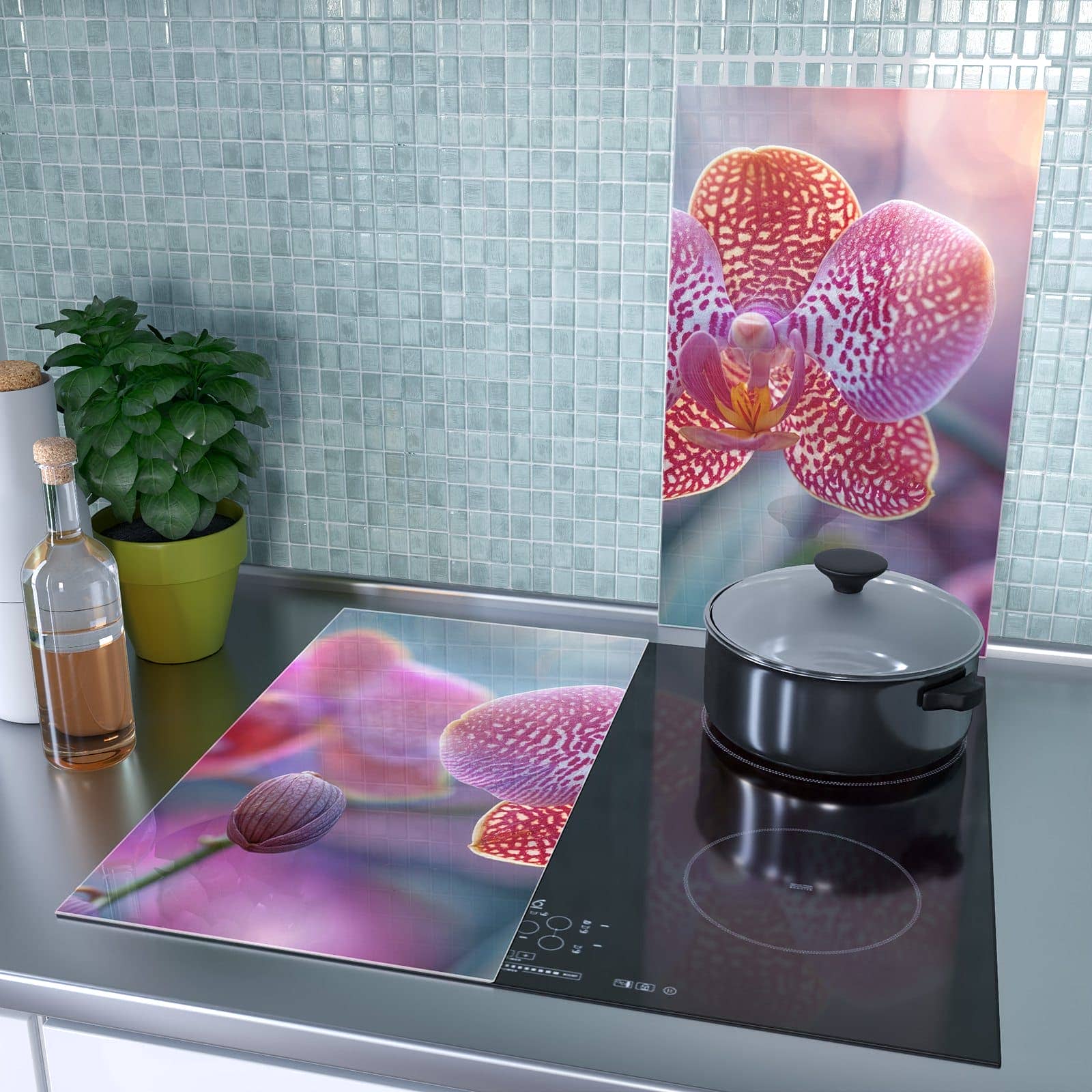2-teilige Herdabdeckung aus Holz mit Exotische Orchidee-Motiv als Spritzschutz hinter dem Kochfeld