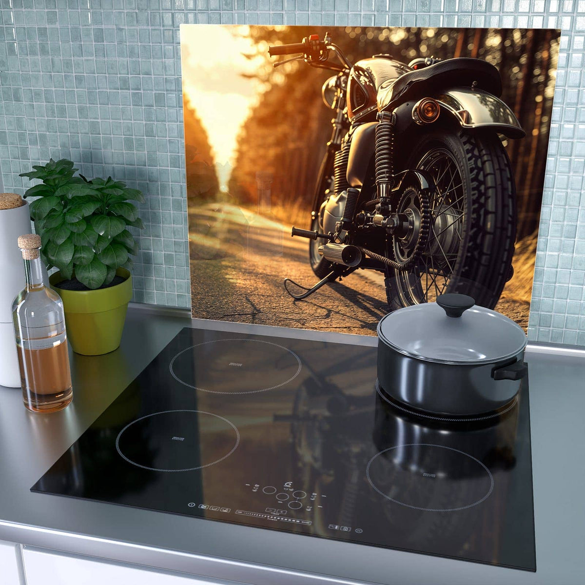 1-teilige Herdabdeckung mit Motorradsonne-Motiv als Spritzschutz hinter dem Kochfeld