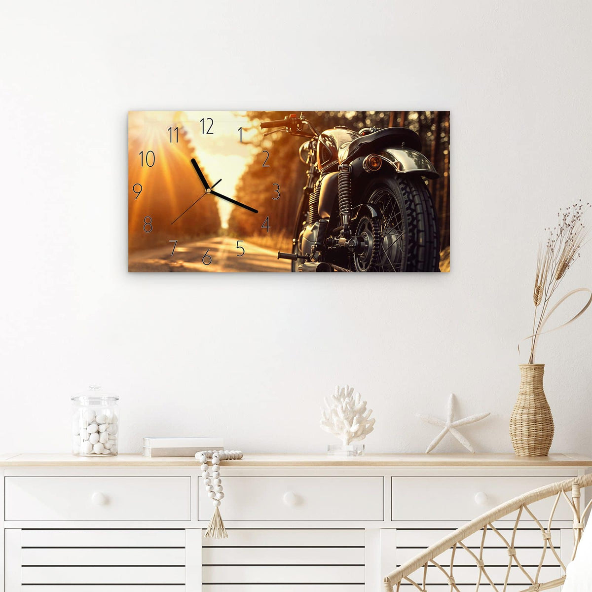 Wanduhr Motorradsonne aus Glas – Querformat 60 × 30 cm – Motorrad im goldenen Gegenlicht