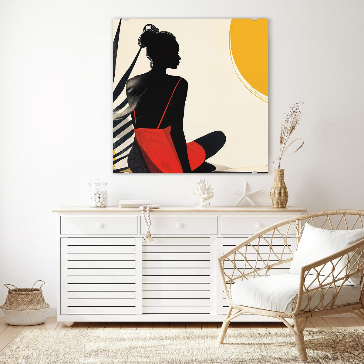 Glasbild Frau im roten Kleid an der Wand – Grafische schwarze Silhouette einer sitzenden Frau im roten Kleid neben gelbem Sonnenkreis