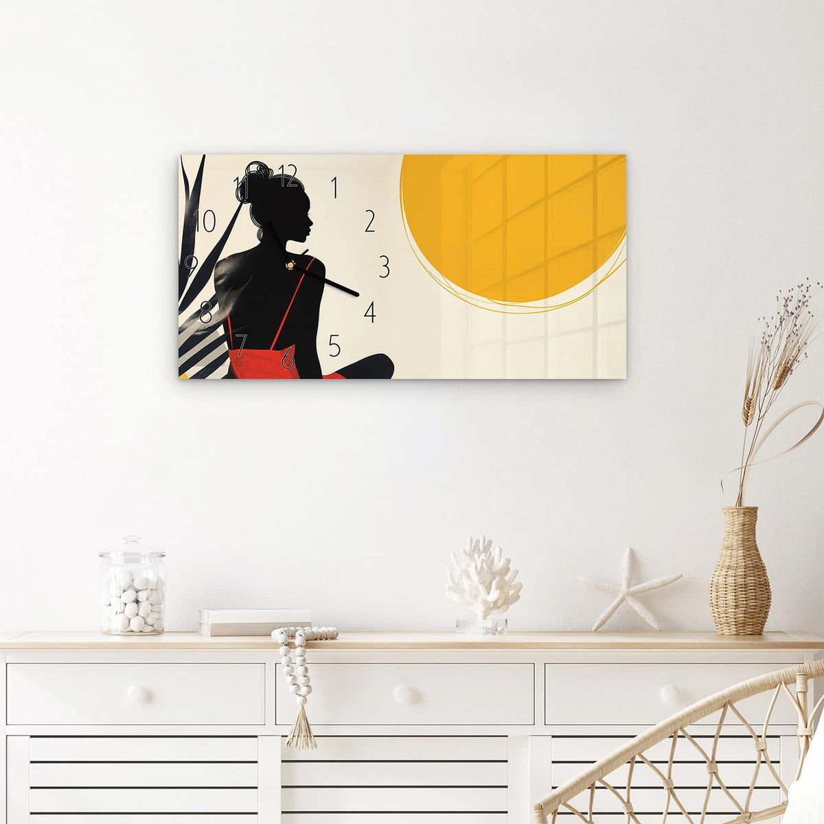 Wanduhr Sanfte Sonnenbaden aus Glas – Querformat 60 × 30 cm – Frau im roten Kleid unter Sonne