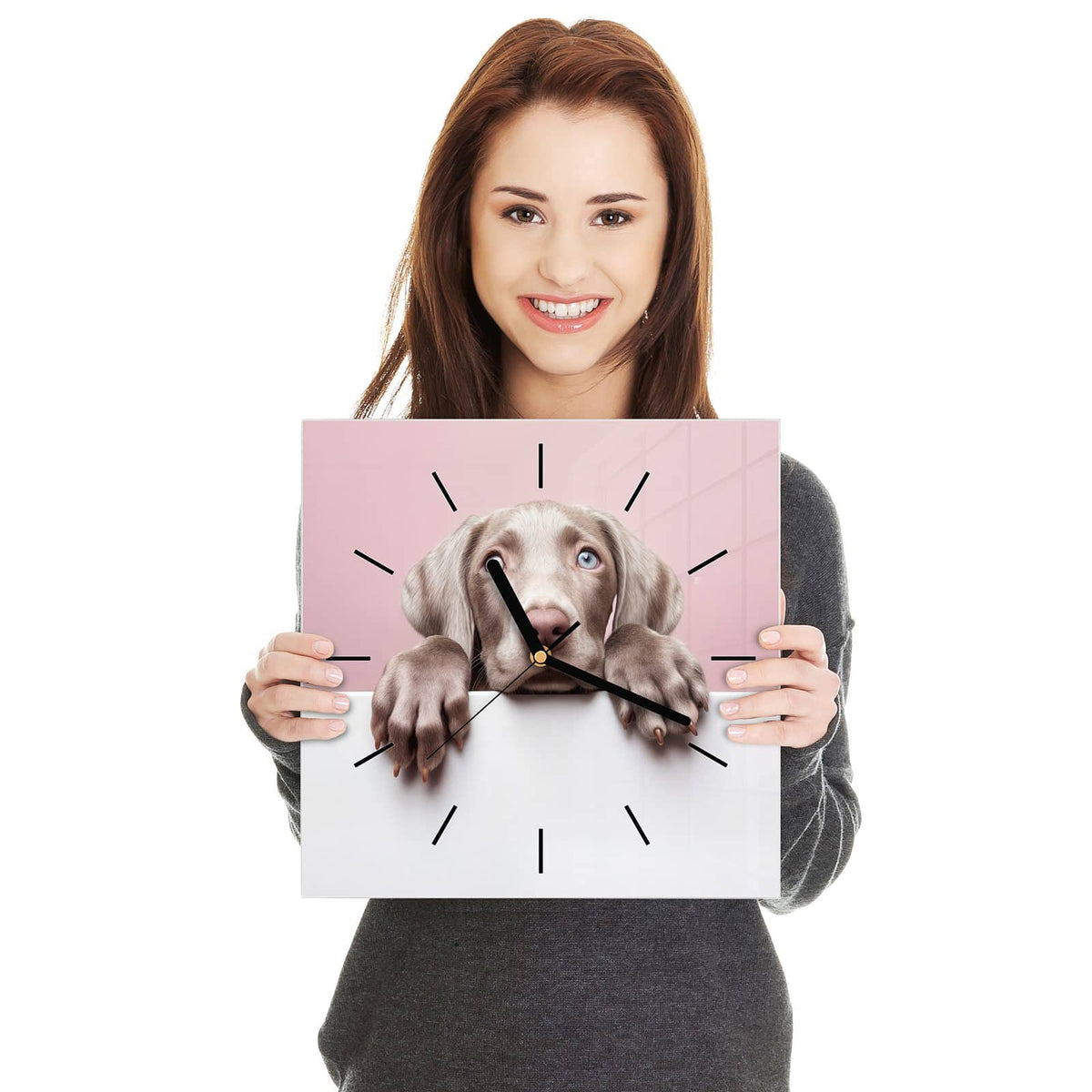 Quadratische Wanduhr aus Glas Weimaraner Welpe in zwei Händen gehalten – Größenvergleich, 30 × 30 cm