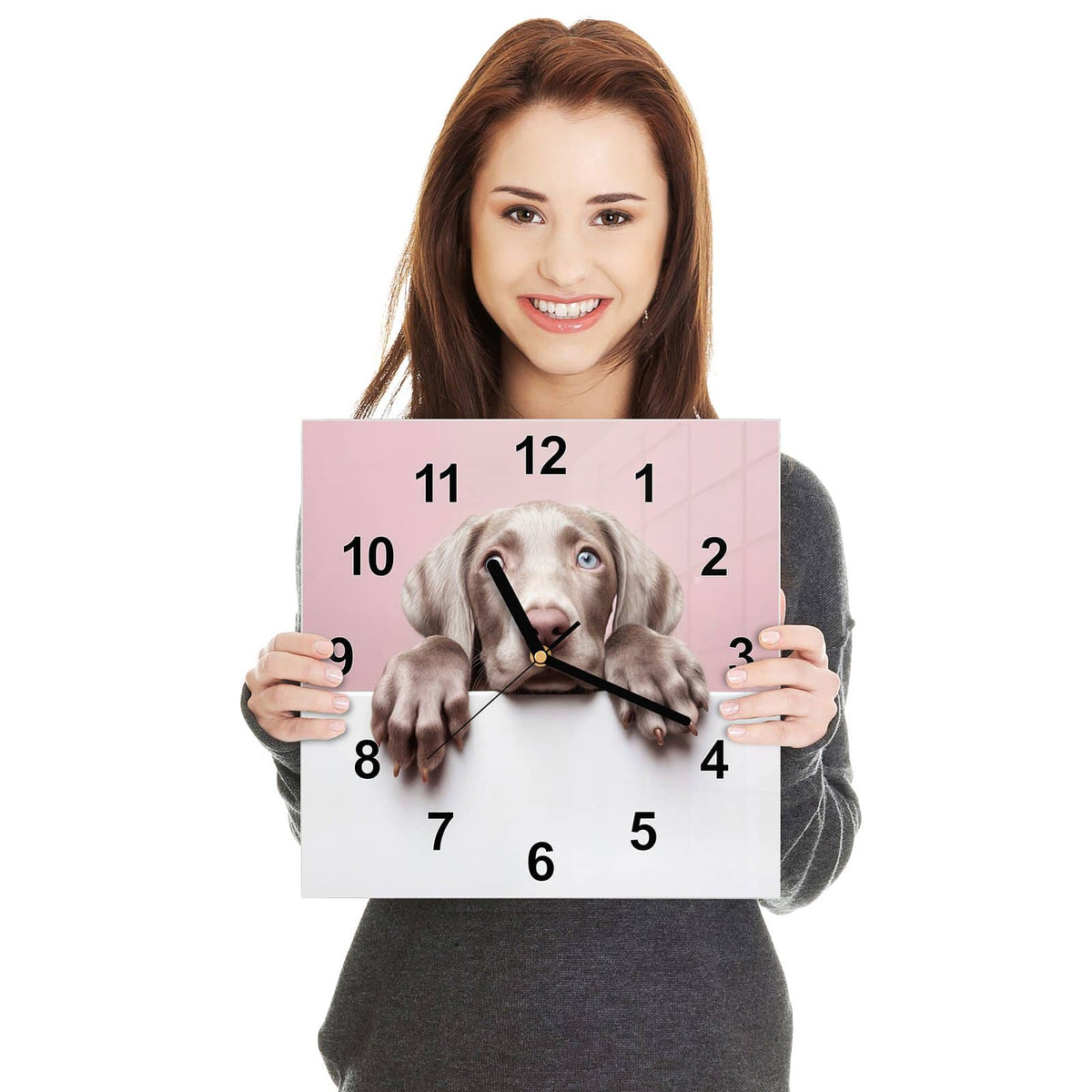 Quadratische Wanduhr aus Glas Weimaraner Welpe in zwei Händen gehalten – Größenvergleich, 30 × 30 cm