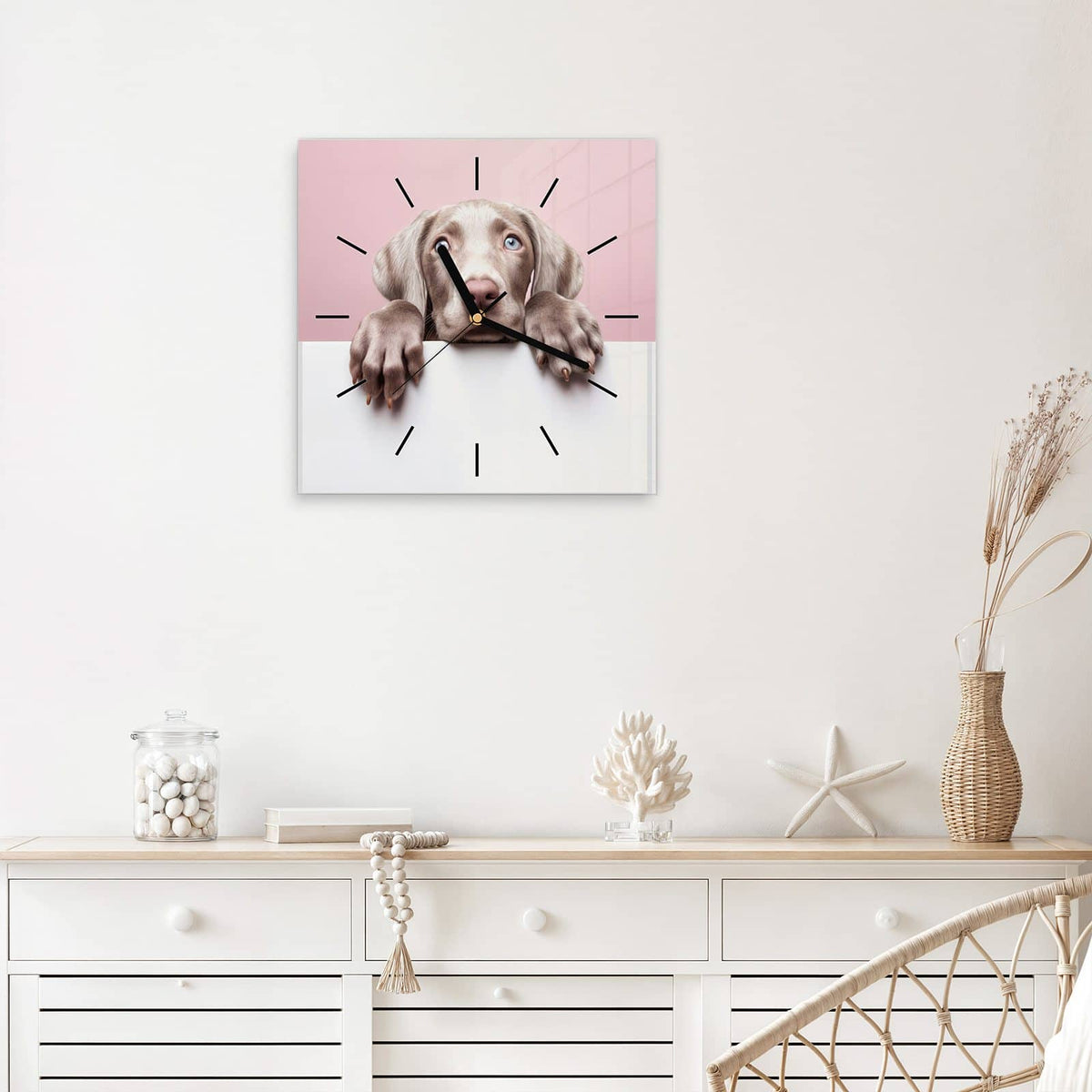 Quadratische Wanduhr aus Glas Weimaraner Welpe mit Ziffernblatt Linie über einem weißen Sideboard