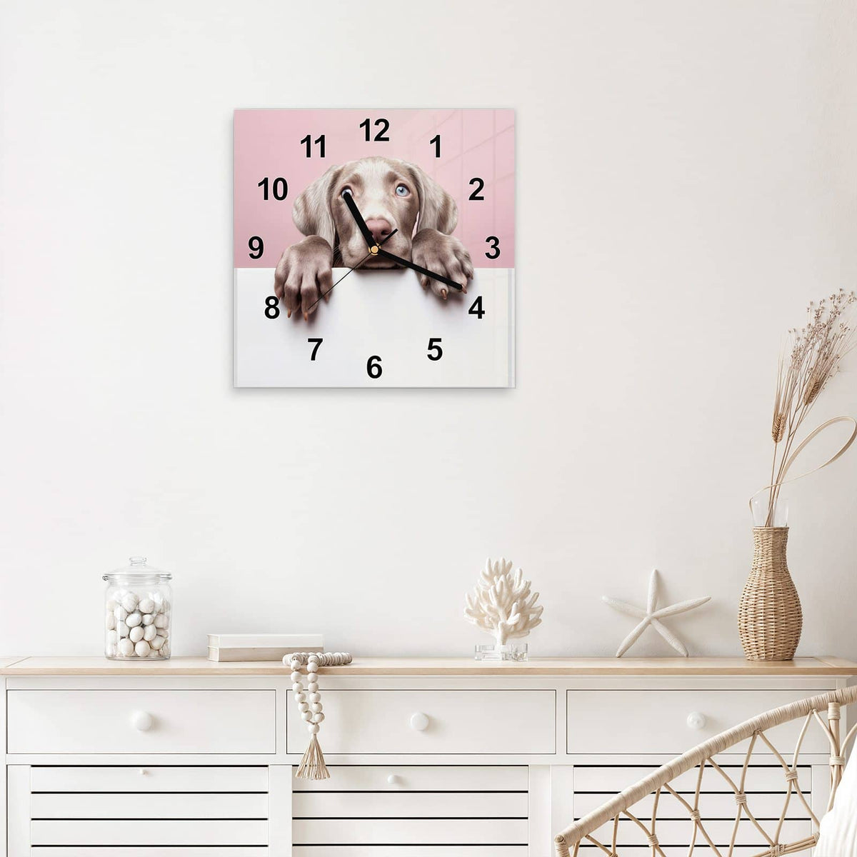 Quadratische Wanduhr aus Glas Weimaraner Welpe mit Ziffernblatt Modern über einem weißen Sideboard