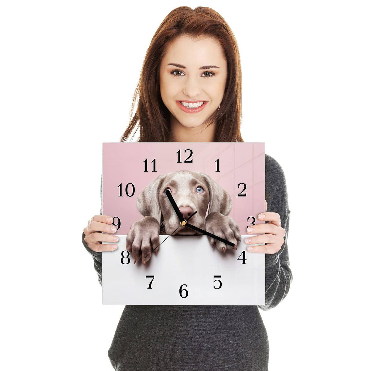 Quadratische Wanduhr aus Glas Weimaraner Welpe in zwei Händen gehalten – Größenvergleich, 30 × 30 cm