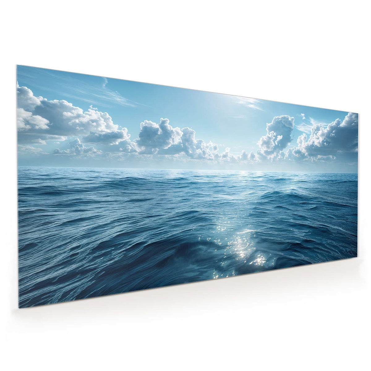Küchenrückwand aus Glas im Hochformat mit Motiv Ozean unter Wolken: Weiter blauer Ozean mit Kräuselwellen unter Schönwetterwolken und Sonne