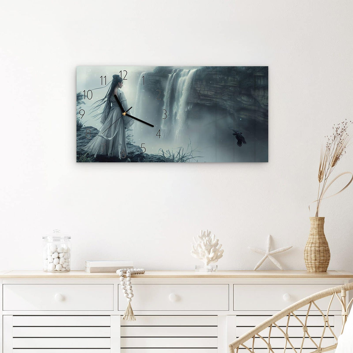 Wanduhr Frau Am Wasserfall aus Glas – Querformat 60 × 30 cm – Frau am nebligen Wasserfall