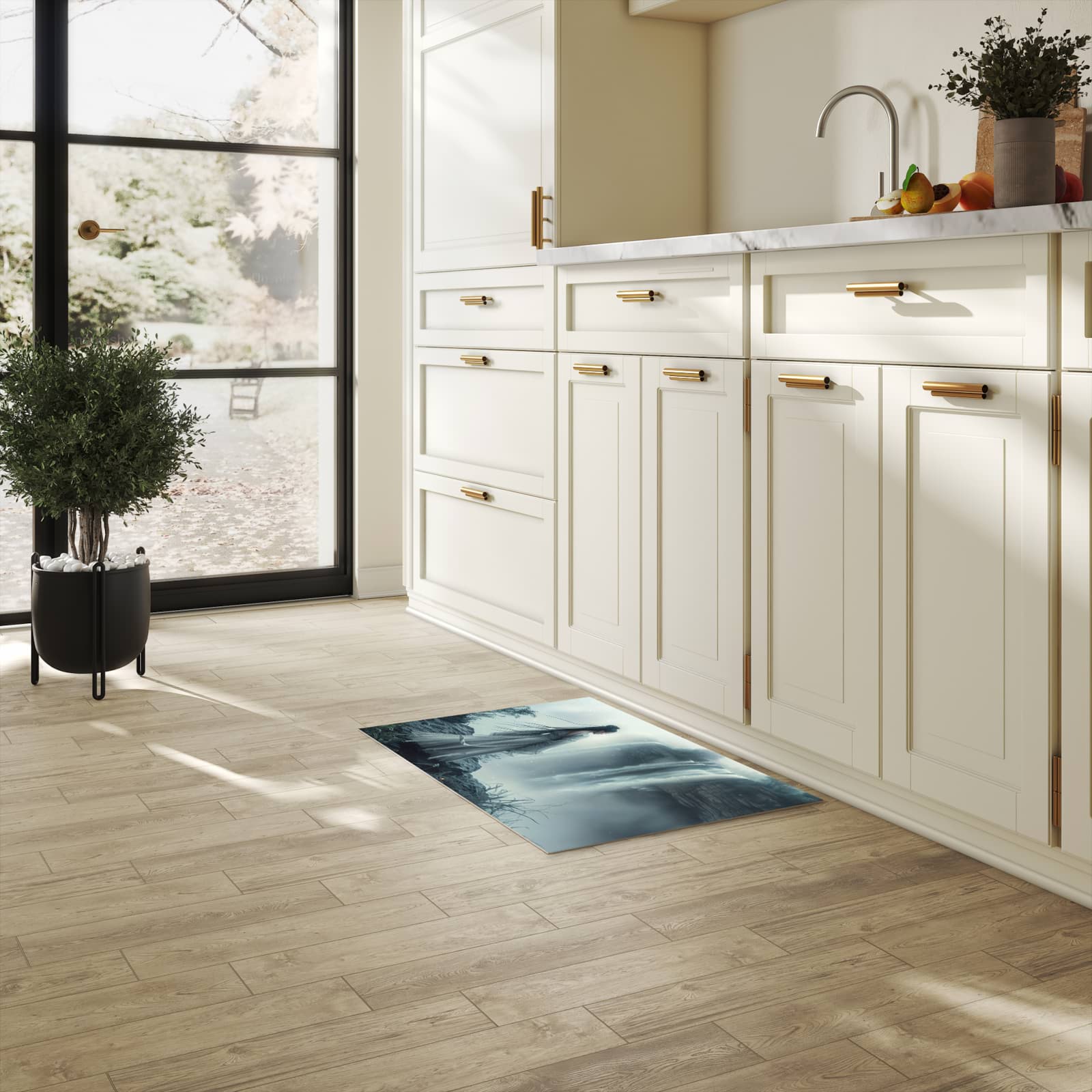 Waschbarer Küchenteppich mit Motiv Frau Am Wasserfall in heller Küche