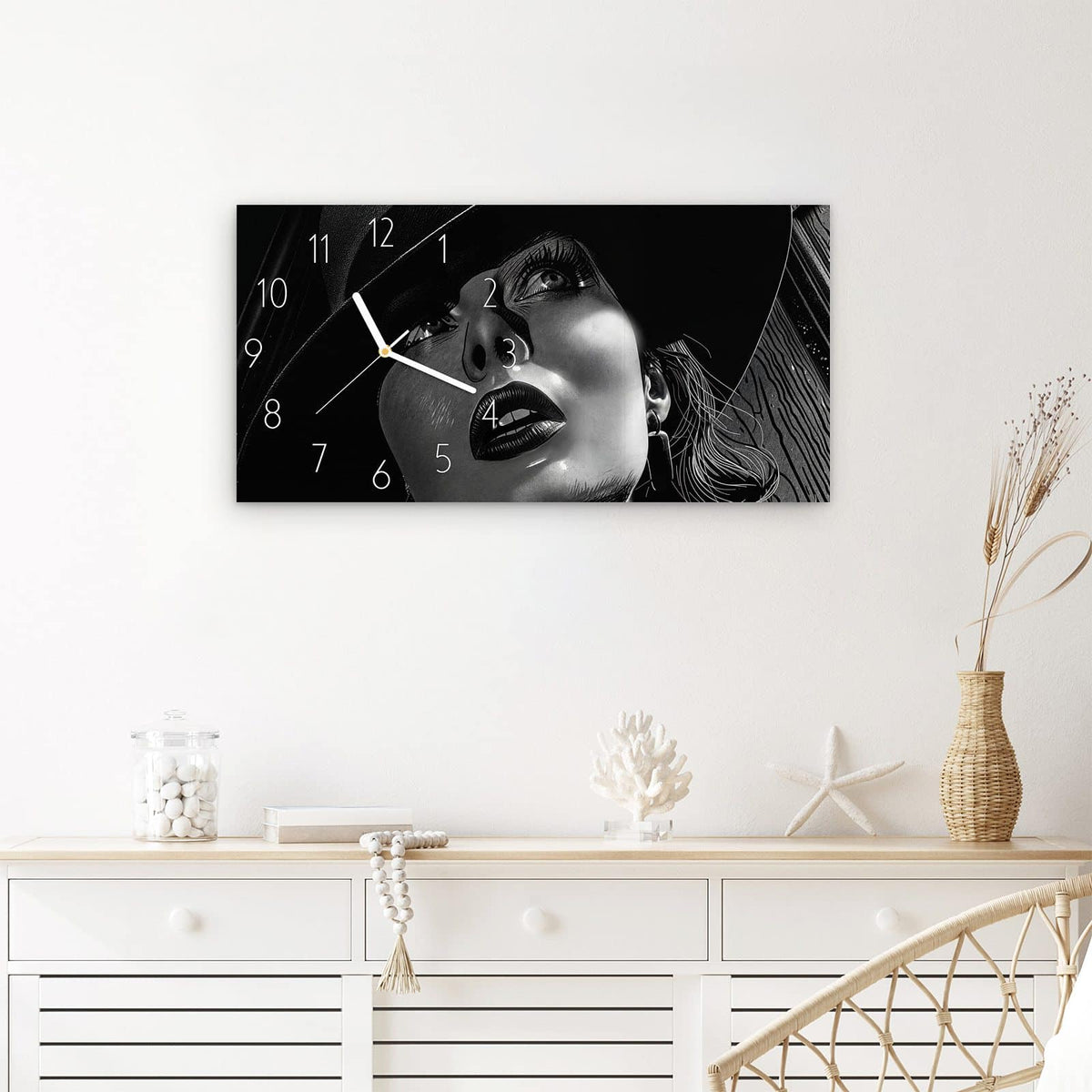 Wanduhr Schattenporträt aus Glas – Querformat 60 × 30 cm – Gesicht im Schatten eines Hutes