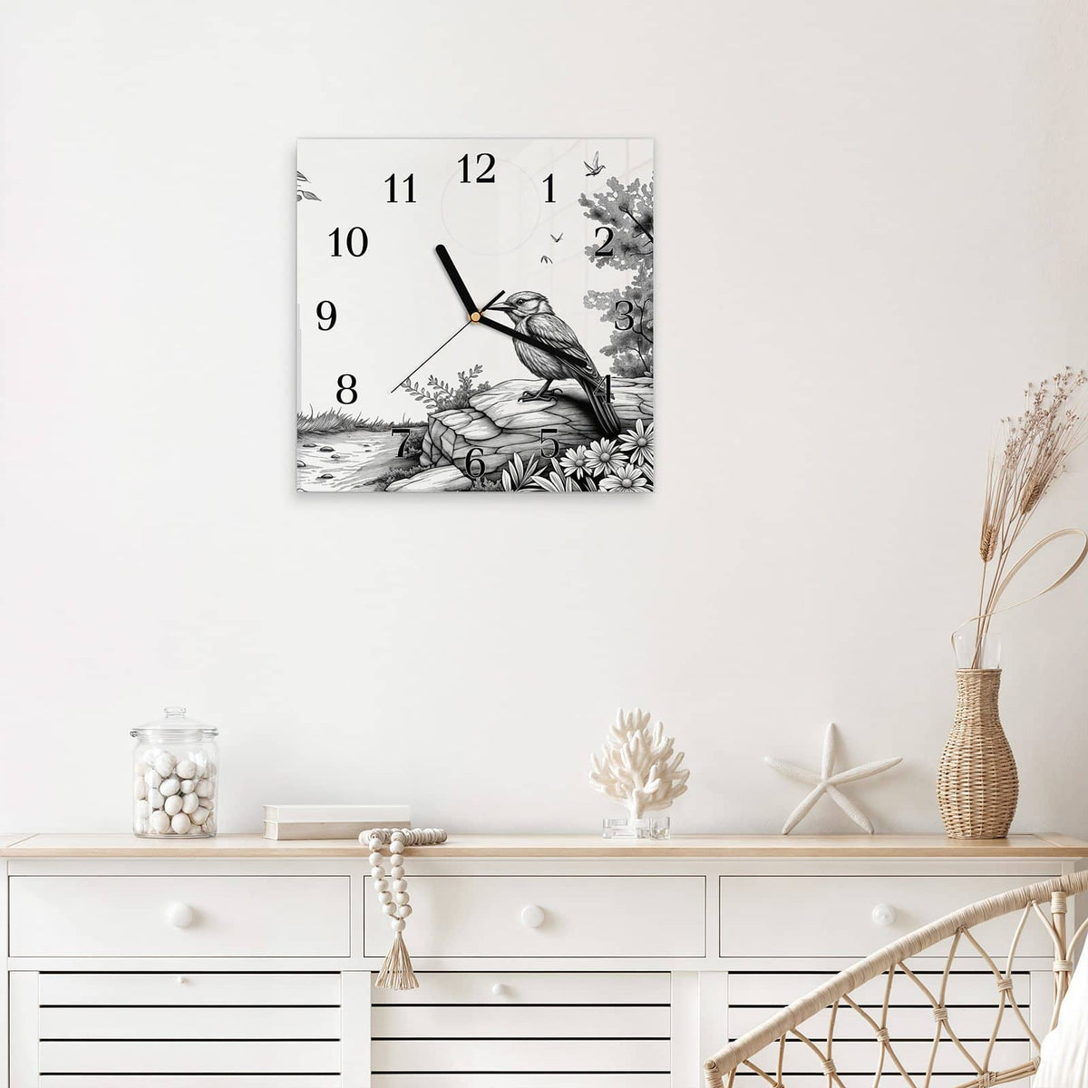 Quadratische Wanduhr aus Glas Vogel auf dem Felsen mit Ziffernblatt Klassisch über einem weißen Sideboard
