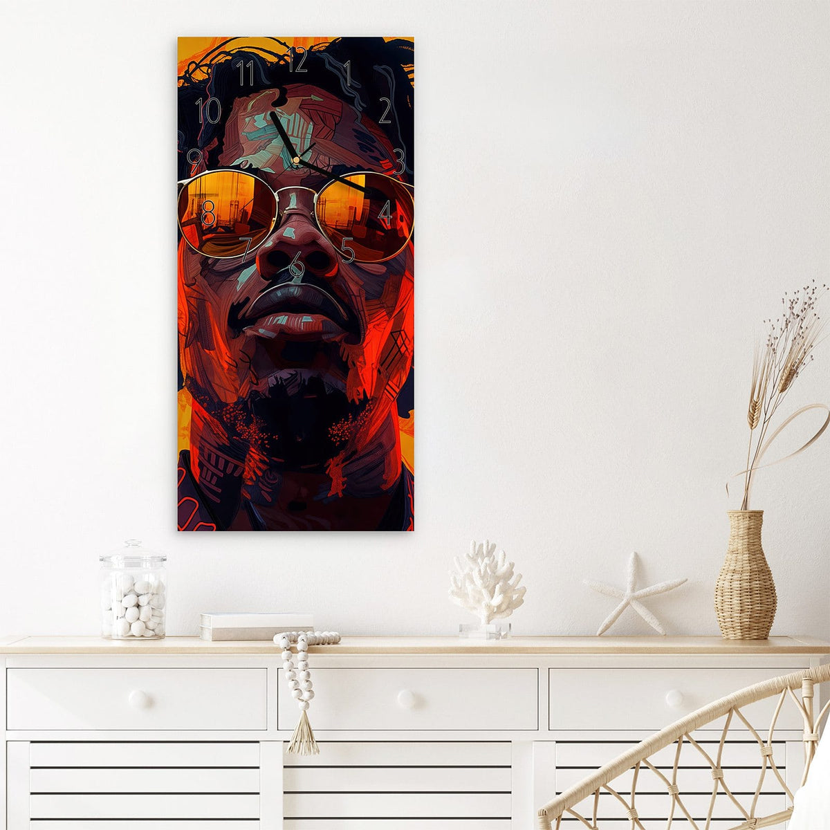 Wanduhr Künstlerischer Look aus Glas – Hochformat 30 × 60 cm – Porträt mit Sonnenbrille vor Orangerot