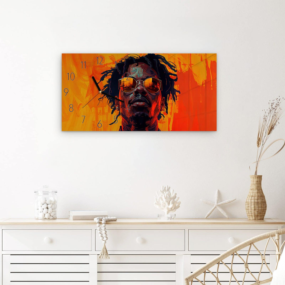 Wanduhr Künstlerischer Look aus Glas – Querformat 60 × 30 cm – Porträt mit Sonnenbrille vor Orangerot