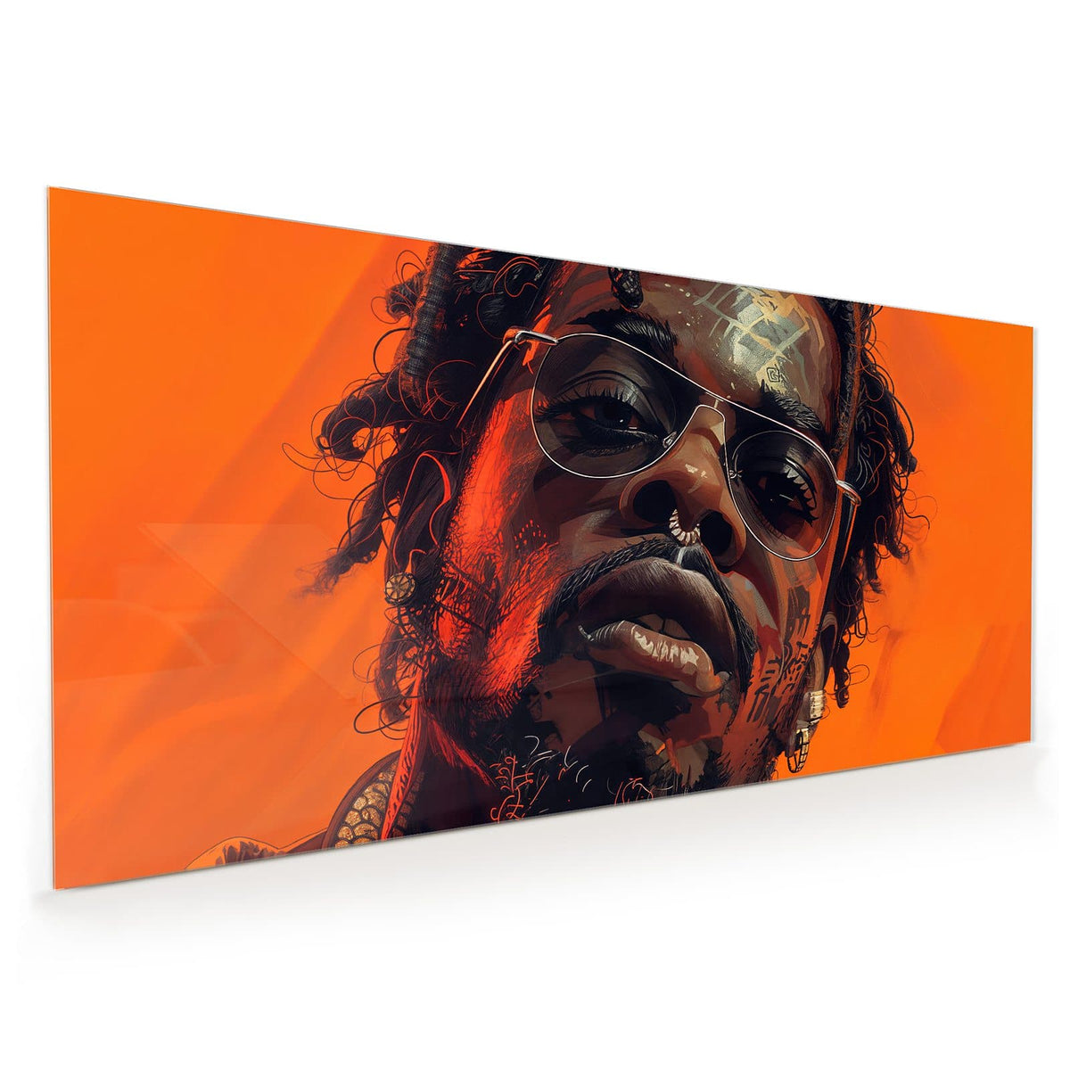 Küchenrückwand aus Glas im Hochformat: Nahes Porträt eines Mannes mit verspiegelter Pilotenbrille, Dreadlocks und Tattoos vor Orange