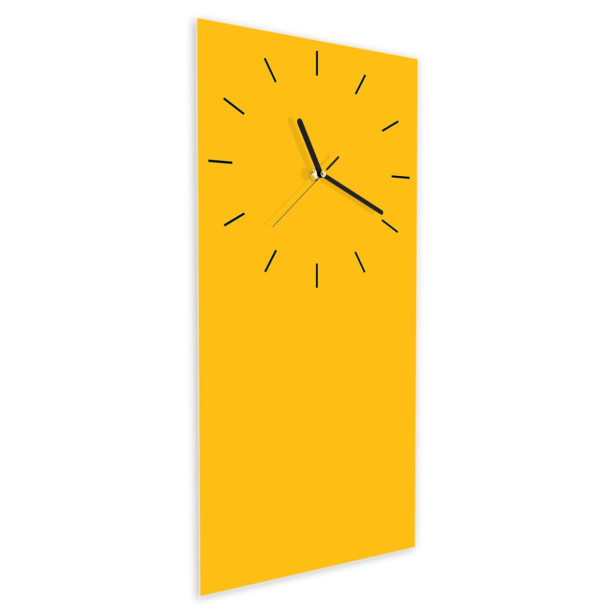 Wanduhr aus Glas im Hochformat Bernsteingelb schräg von der Seite, 4 mm starkes Glas
