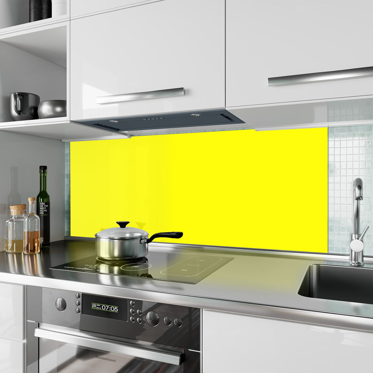 Küchenrückwand aus Glas Zitronengelb im Hochformat als Spritzschutz hinter dem Kochfeld, über dem Fliesenspiegel montiert