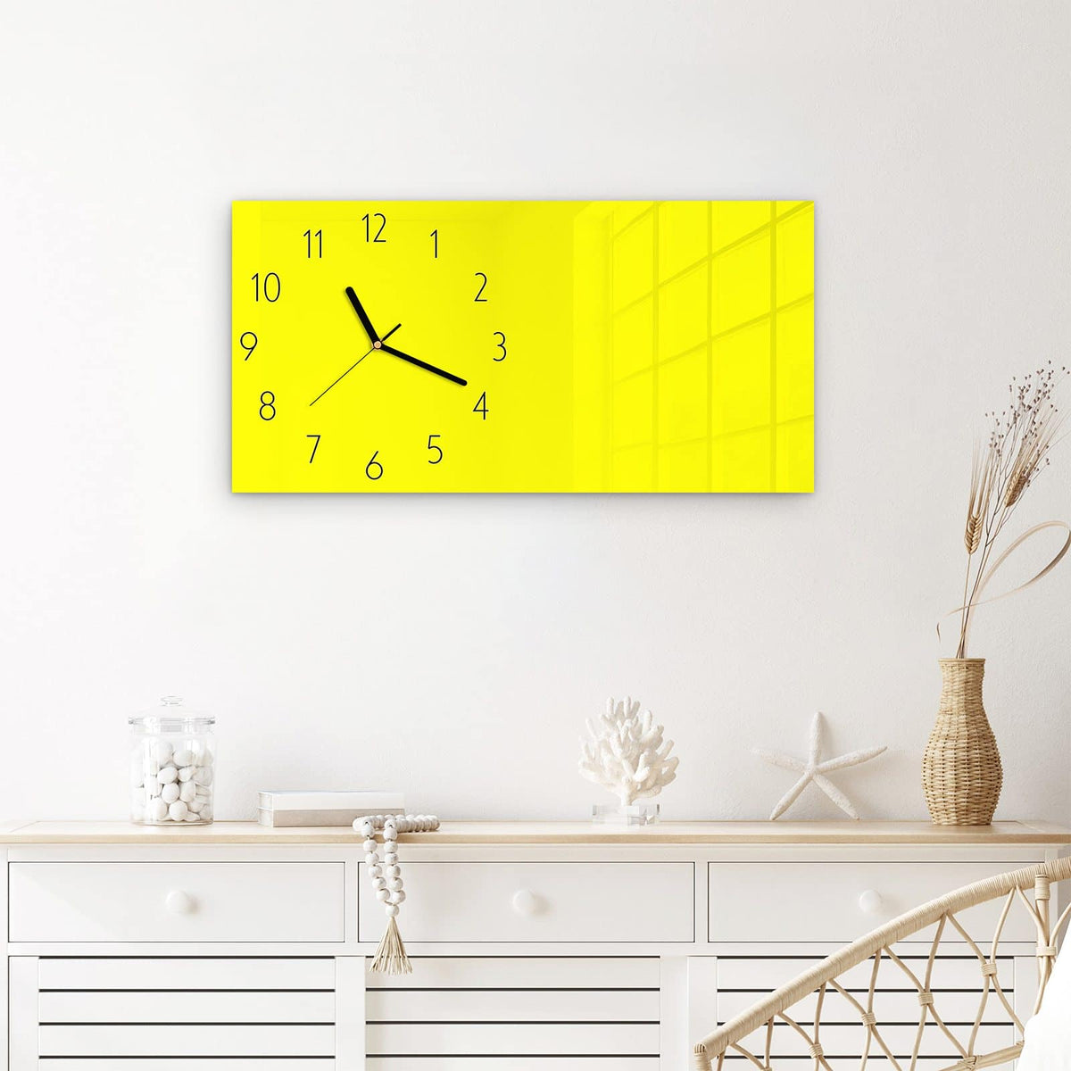 Wanduhr Gelber Hintergrund II aus Glas – Querformat 60 × 30 cm – Intensives Gelb in schlichter Optik