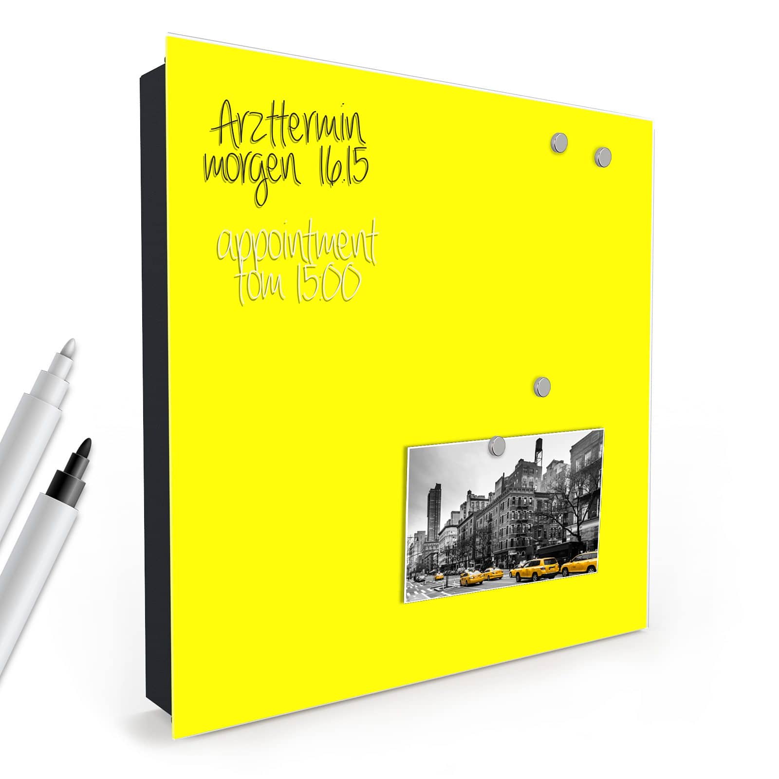 Handgefertigte Schlüsselablage mit Motiv Gelber Hintergrund II in schräger Produktansicht mit Zubehör