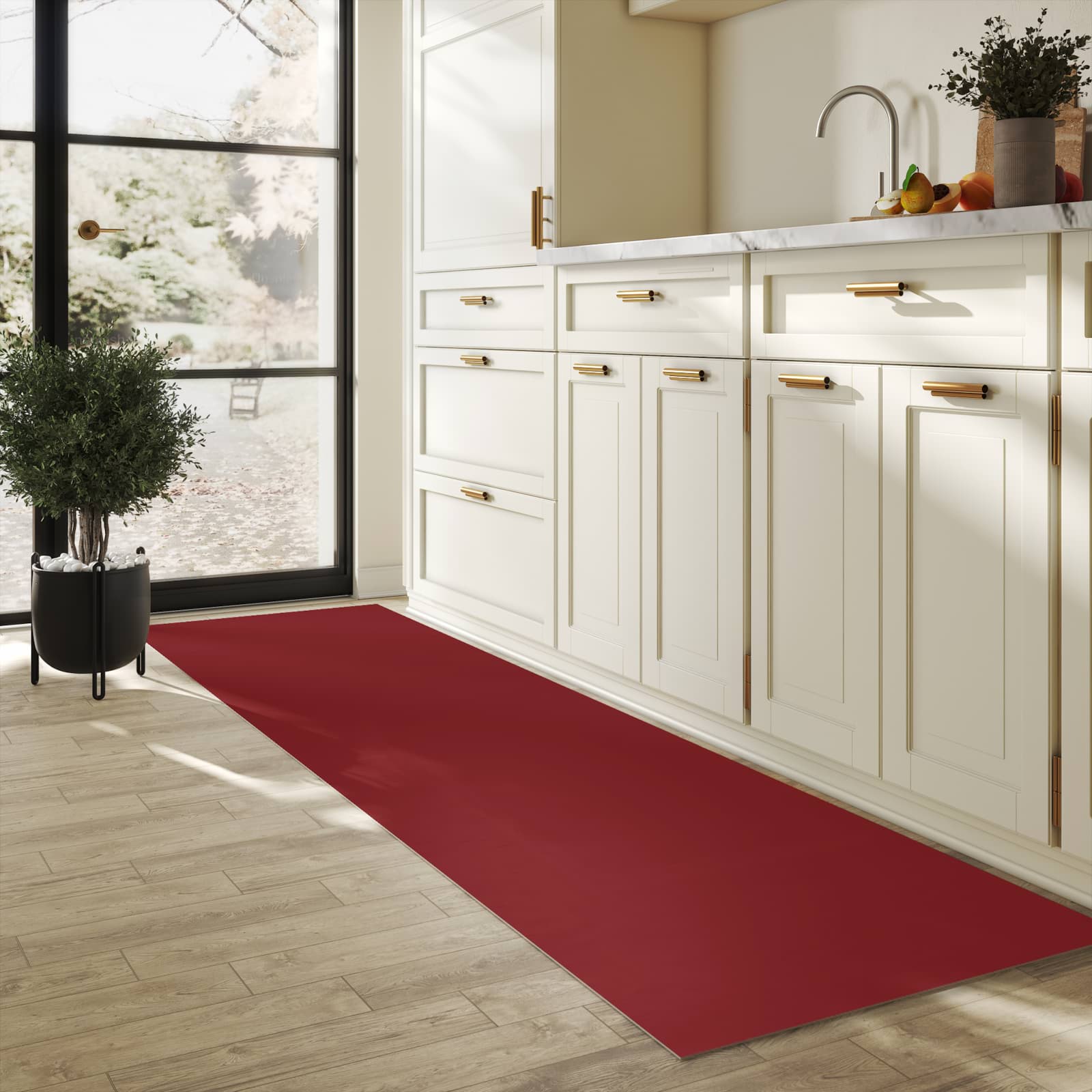 Geruchsneutraler Küchenläufer mit Motiv Weinroter Hintergrund I in heller Küche