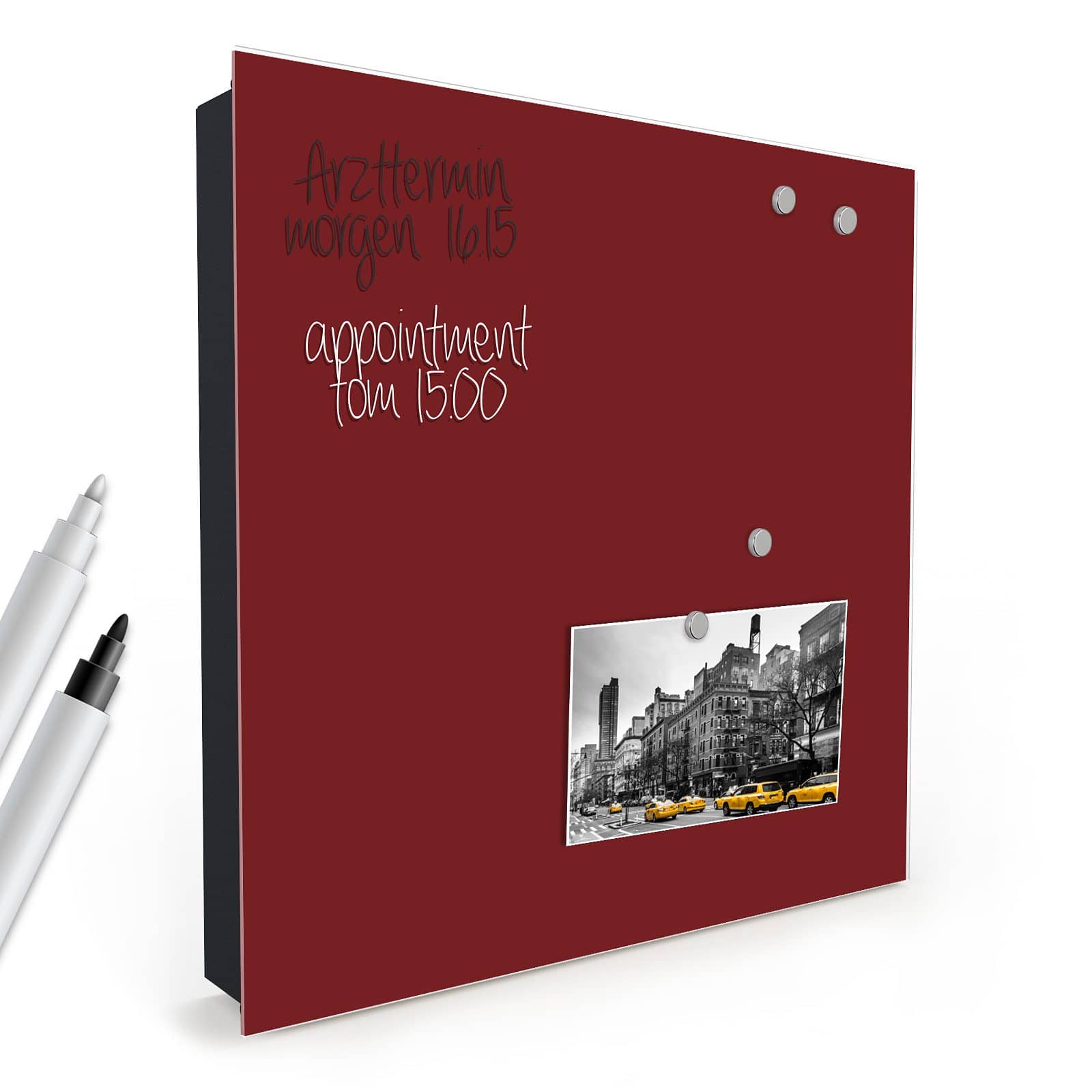 Handgefertigter Schlüsselsafe mit Motiv Weinroter Hintergrund I in schräger Produktansicht mit Zubehör