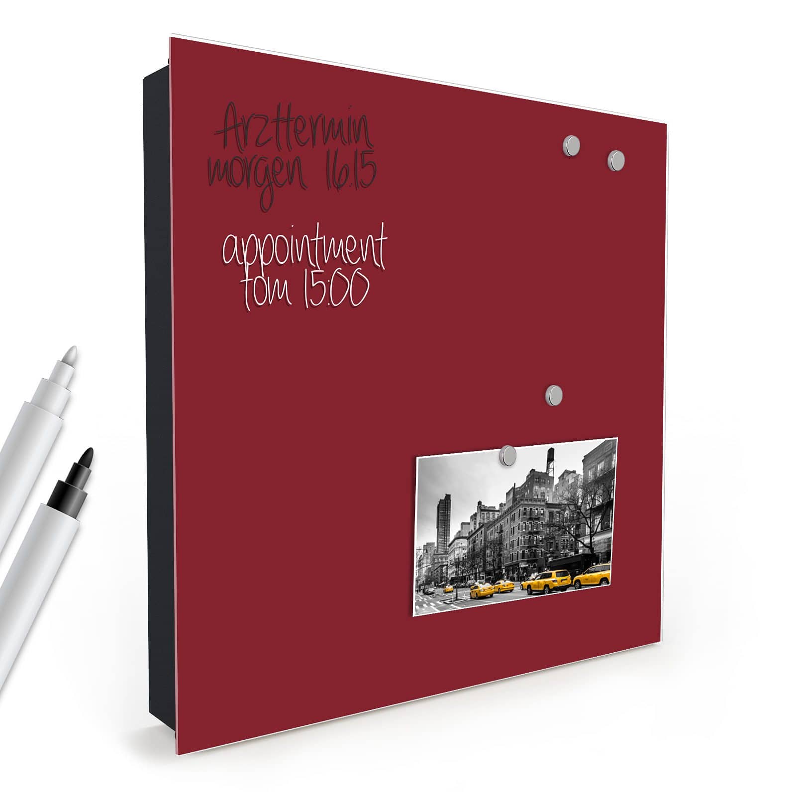 Langlebiger Schlüsselschrank mit Motiv Weinroter Hintergrund II in schräger Produktansicht mit Zubehör